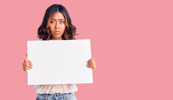 Junge Schöne Gemischte Rasse Frau Mit Pappbanner Mit Leerraum Denken — Stockfoto