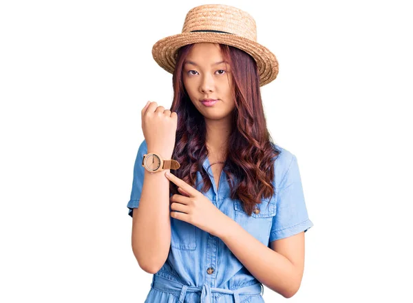 Молодая Красивая Китайская Девушка Летней Шляпе Спешке Указывая Смотреть Время — стоковое фото