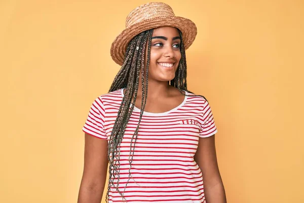 Ung Afrikansk Amerikansk Kvinna Med Flätor Bär Sommar Hatt Tittar — Stockfoto