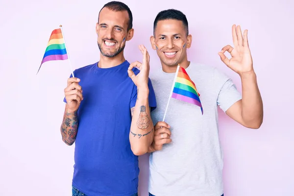 Unga Homosexuella Par Två Män Som Håller Regnbåge Lgbtq Flaggor — Stockfoto