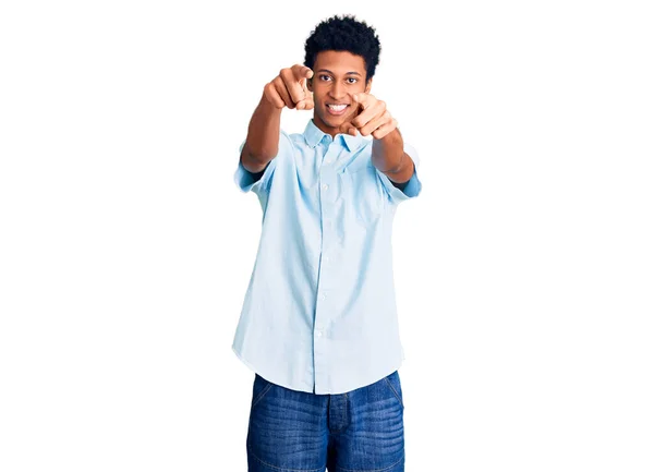 若いアフリカ系アメリカ人の男はあなたを指してカジュアルな服を着て 指でカメラ 笑顔正と陽気 — ストック写真