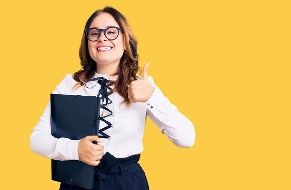 Ung Vacker Kaukasisk Kvinna Bär Business Shirt Och Glasögon Håller — Stockfoto