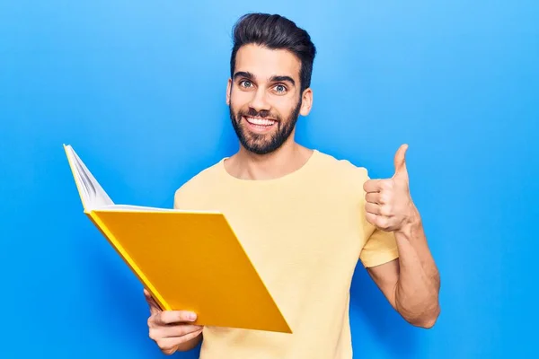 Jovem Homem Bonito Com Barba Leitura Livro Sorrindo Feliz Positivo — Fotografia de Stock