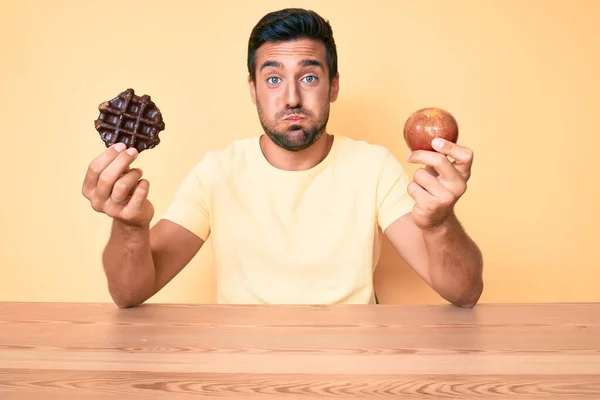 Junger Hispanischer Mann Beim Frühstücken Mit Schokoladenwafel Und Apfelbäckchen Mit — Stockfoto