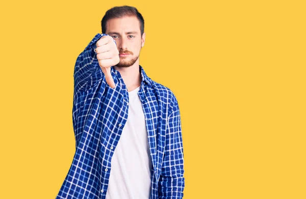 Homem Branco Bonito Jovem Vestindo Roupas Casuais Olhando Infeliz Irritado — Fotografia de Stock