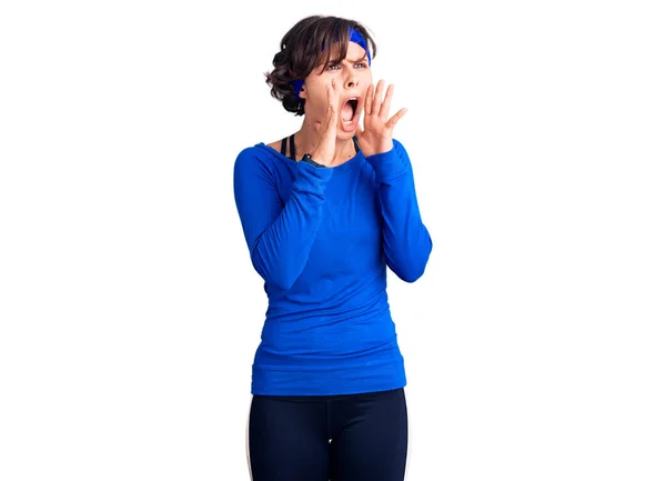 Schöne Junge Frau Mit Kurzen Haaren Trägt Trainingskleidung Und Schreit — Stockfoto