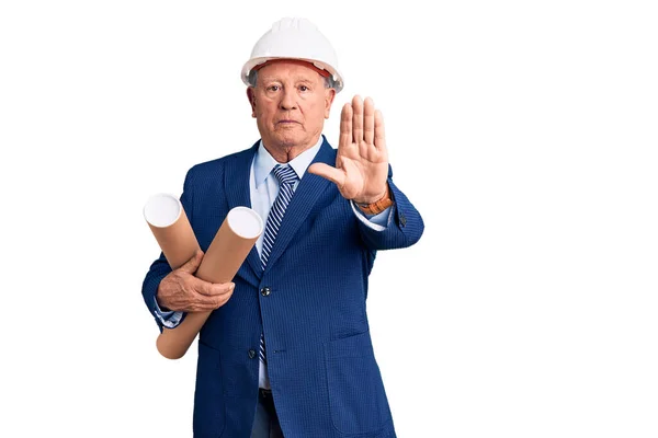 Senior Stilig Gråhårig Man Bär Arkitekt Hardhat Hålla Ritningar Med — Stockfoto