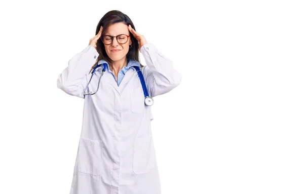 Mujer Hermosa Joven Que Usa Estetoscopio Médico Gafas Con Mano —  Fotos de Stock