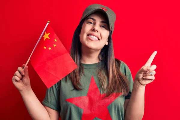 Όμορφη Πατριωτική Γυναίκα Φορώντας Shirt Κόκκινο Αστέρι Κομμουνιστικό Σύμβολο Κρατώντας — Φωτογραφία Αρχείου