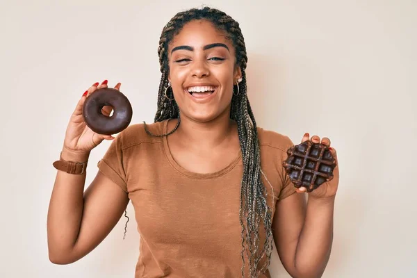 Jonge Afro Amerikaanse Vrouw Met Vlechten Met Chocolade Donut Wafel — Stockfoto