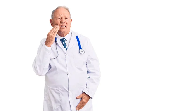 Senior Stilig Gråhårig Man Bär Läkarrock Och Stetoskop Röra Munnen — Stockfoto