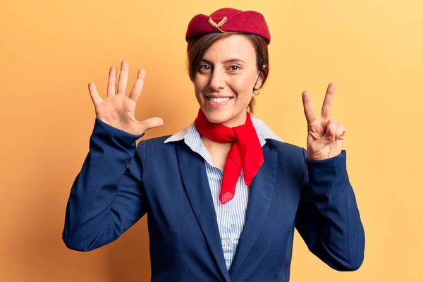 Jonge Mooie Vrouw Dragen Stewardess Uniform Tonen Wijzen Met Vingers — Stockfoto