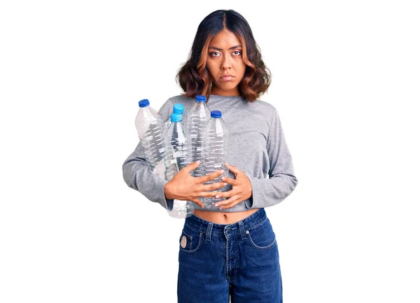 Junge Schöne Gemischte Rasse Frau Mit Recycling Plastikflaschen Denken Haltung — Stockfoto