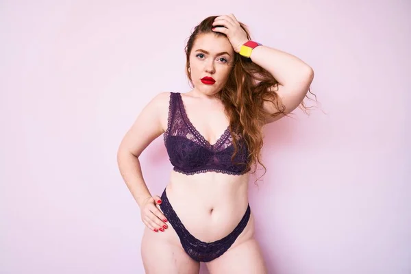 Junge Rothaarige Size Frau Trägt Sexy Dessous Die Mit Der — Stockfoto