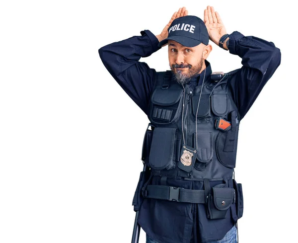 Νεαρός Όμορφος Άντρας Αστυνομική Στολή Κάνει Κίνηση Στα Αυτιά Κουνελιού — Φωτογραφία Αρχείου