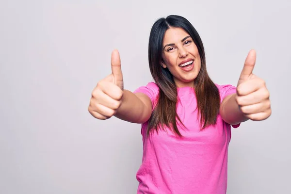 Jonge Mooie Brunette Vrouw Draagt Casual Roze Shirt Staan Witte — Stockfoto