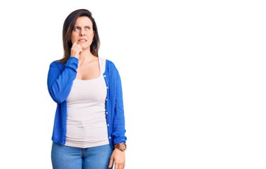 Gündelik kıyafetler giyen, ciddi yüzlü, eli çenesinde sorular soran, kafa karıştırıcı fikirleri düşünen genç ve güzel bir kadın. 