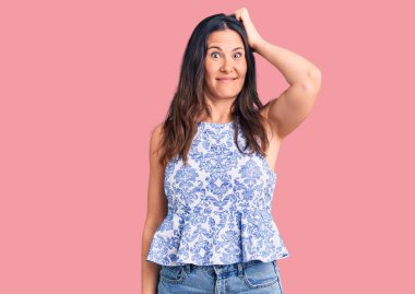 Gayri resmi tişört giyen genç, güzel esmer kadın soru sormayı merak ediyor. Şüpheyle kararsız, kafa kafaya düşünerek. Düşünceli kavram. 