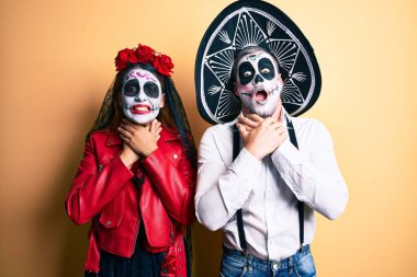 Ölü kostümün giyildiği gün sarı bağırıp boğularak öldürülen çift. Çünkü acı verici bir boğulma. Sağlık problemi. Boğulma ve intihar konsepti. 