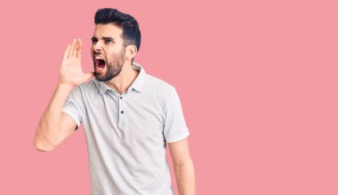 Sakallı, sıradan polo giyen, el ele tutuşup bağıran genç yakışıklı bir adam. iletişim konsepti. 