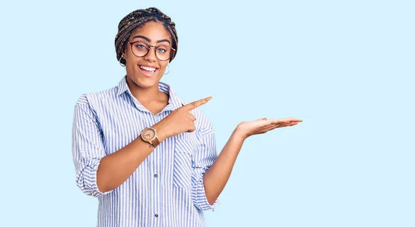 Jonge Afro Amerikaanse Vrouw Met Vlechten Casual Kleren Glazen Verbaasd — Stockfoto