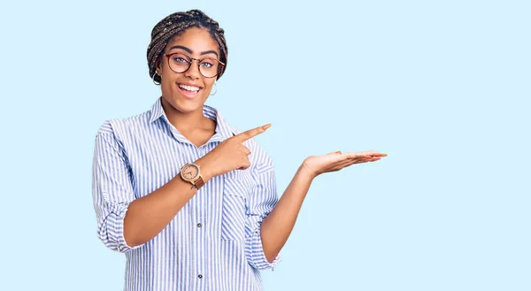 Jovem Afro Americana Com Tranças Vestindo Roupas Casuais Óculos Espantados — Fotografia de Stock