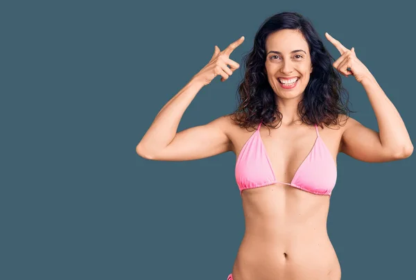 Jeune Belle Femme Hispanique Portant Bikini Souriant Pointant Vers Tête — Photo