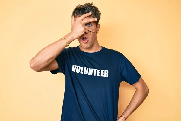 Gönüllü Tişört Giyen Yakışıklı Genç Adam Şok Içinde Yüzünü Gözlerini — Stok fotoğraf