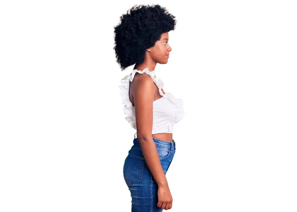 Jovem Afro Americana Vestindo Roupas Casuais Olhando Para Lado Relaxar — Fotografia de Stock