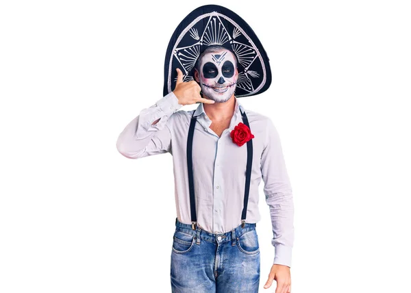 Hombre Que Lleva Día Del Disfraz Muerto Sobre Fondo Sonriendo —  Fotos de Stock