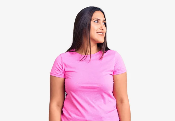 Młoda Piękna Brunetka Ubrana Luźny Shirt Uśmiechem Twarzy Naturalną Ekspresją — Zdjęcie stockowe