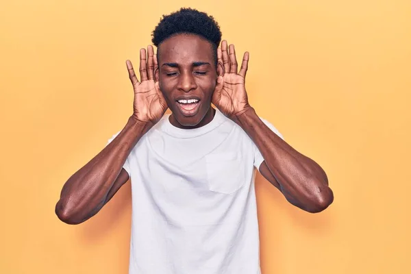 Молодой Африканский Американец Повседневной Одежде Пытается Услышать Обе Руки Ушном — стоковое фото