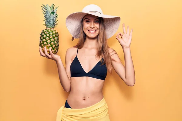 Ung Vacker Flicka Bär Bikini Och Hatt Håller Ananas Gör — Stockfoto