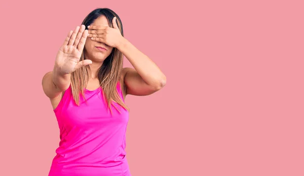 Jonge Mooie Vrouw Draagt Sportkleding Die Ogen Bedekt Met Handen — Stockfoto