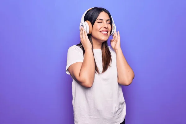 Jong Mooi Brunette Vrouw Luisteren Naar Muziek Met Behulp Van — Stockfoto