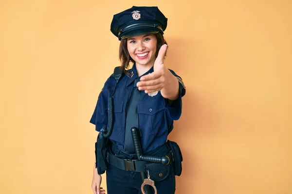 Mujer Hermosa Joven Vistiendo Uniforme Policía Sonriendo Amistoso Ofreciendo Apretón —  Fotos de Stock