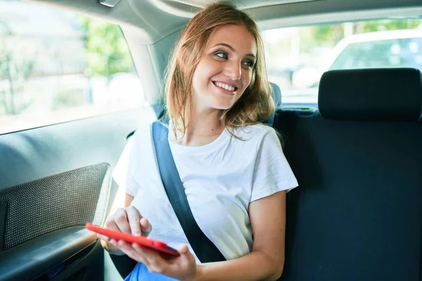 Giovane Bella Donna Bionda Sorridente Felice Seduto Macchina Con Tablet — Foto Stock