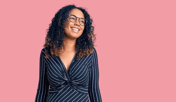 Mujer Afroamericana Joven Vestida Con Ropa Casual Gafas Mirando Hacia — Foto de Stock