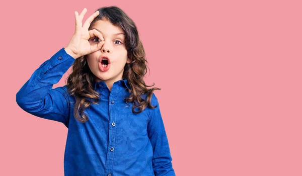 Nettes Kind Mit Langen Haaren Lässiger Kleidung Tut Geste Schockiert — Stockfoto