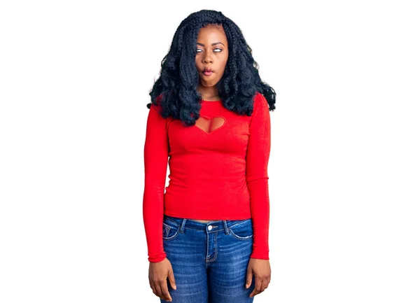 Vacker Afrikansk Amerikansk Kvinna Klädd Avslappnade Kläder Gör Fisk Ansikte — Stockfoto