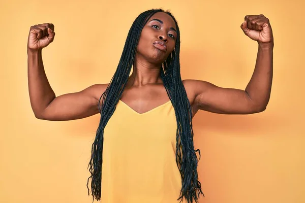 Mujer Afroamericana Con Trenzas Vestidas Con Ropa Casual Mostrando Los —  Fotos de Stock