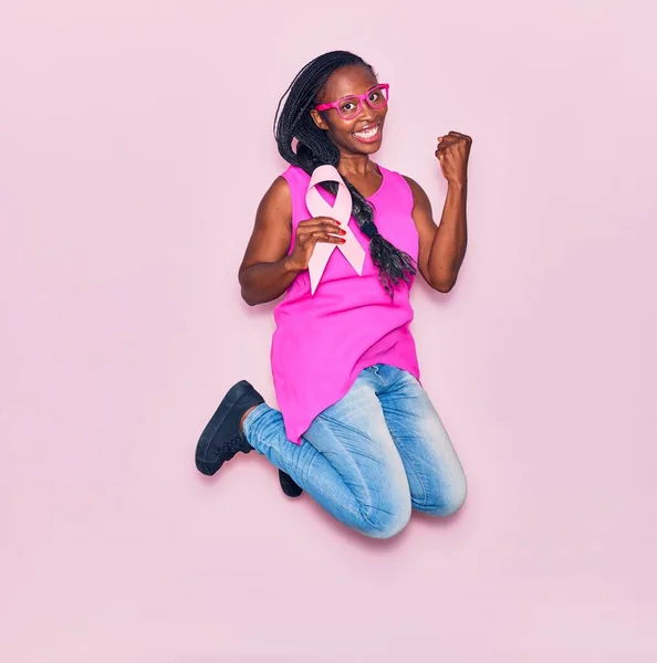 Joven Hermosa Mujer Afroamericana Con Gafas Sonriendo Feliz Saltando Con —  Fotos de Stock