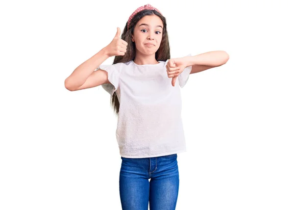 Mignon Enfant Hispanique Fille Portant Shirt Blanc Décontracté Faire Pouces — Photo