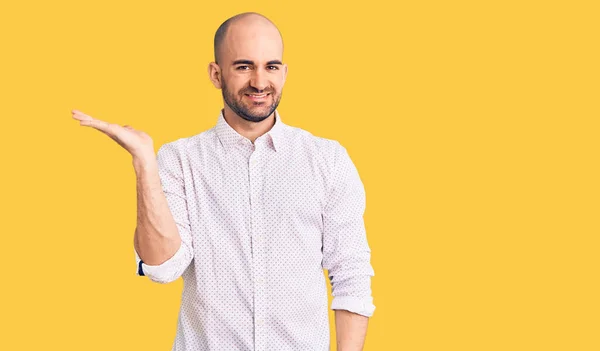 Joven Hombre Guapo Con Camisa Elegante Sonriente Alegre Presentando Señalando —  Fotos de Stock