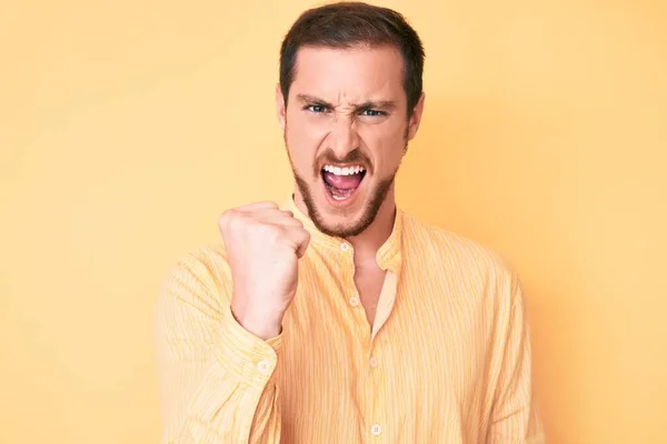 Homem Bonito Jovem Vestindo Roupas Casuais Com Raiva Louco Levantando — Fotografia de Stock