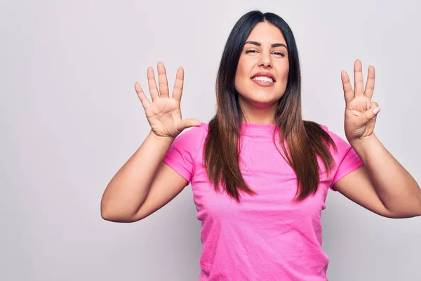 Giovane Bella Donna Bruna Indossa Casual Shirt Rosa Piedi Sfondo — Foto Stock