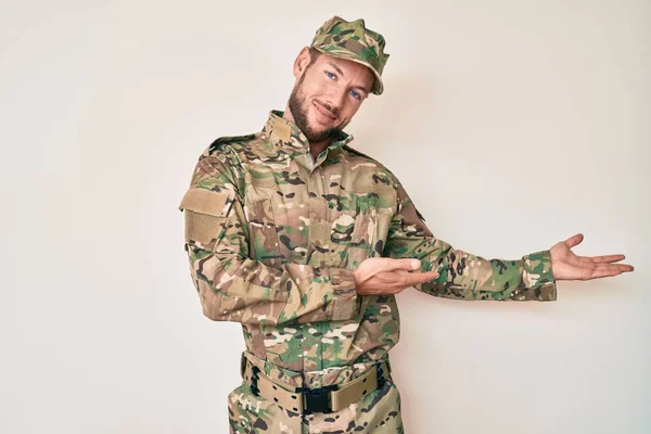 Joven Hombre Caucásico Vistiendo Uniforme Camuflaje Ejército Invitando Entrar Sonriente — Foto de Stock