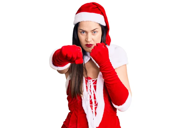 Mladá Krásná Běloška Kostýmu Santa Clause Děrování Pěst Bojovat Agresivní — Stock fotografie