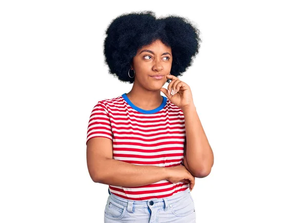 Νεαρή Αφρο Αμερικανίδα Που Φοράει Καθημερινά Ρούχα Σοβαρό Πρόσωπο Σκεπτόμενη — Φωτογραφία Αρχείου
