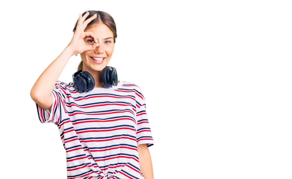 Beautiful Caucasian Woman Blonde Hair Wearing Gym Clothes Using Headphones — Stock Photo, Image